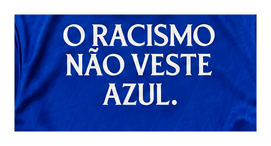 Detalhe do manifesto O Racismo Não Veste Azul